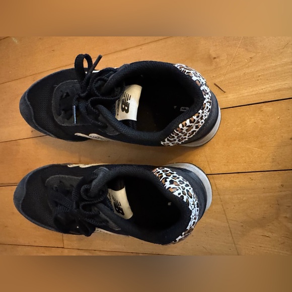 New Balance Kids Black and White Sneakers with Patterned Accents - Picture 6 of 6